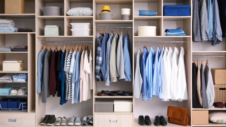 洋服や靴もろもろが入っているクローゼット