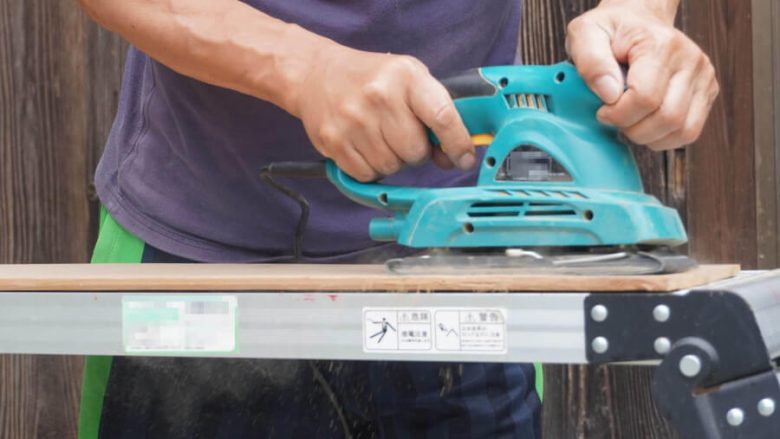 電動サンダーを使う人